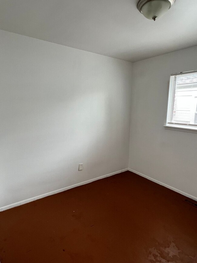 Building Photo - 3 Bedroom 1 Bath - $1200