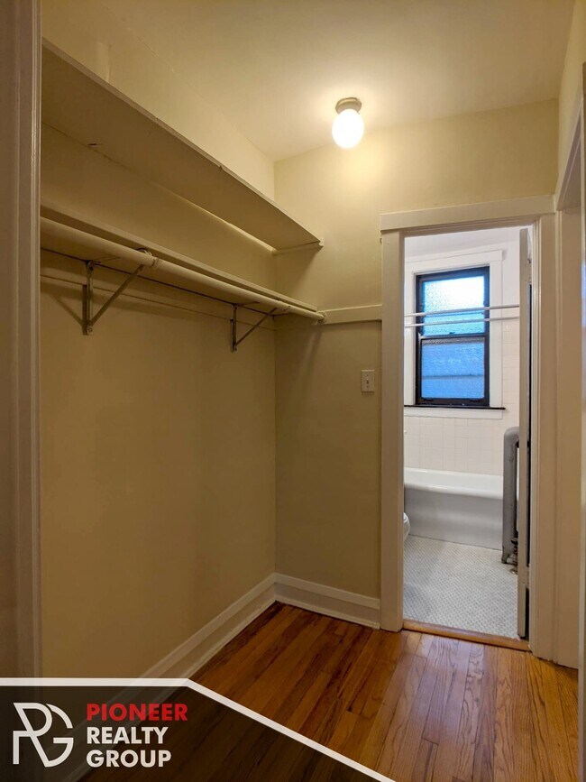 Building Photo - 2100 W Ainslie St