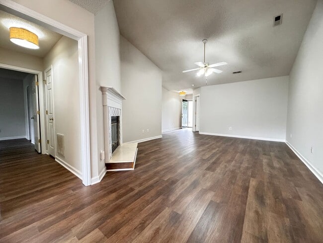 Building Photo - 2BR 2BA One Level Townhome with Garage
