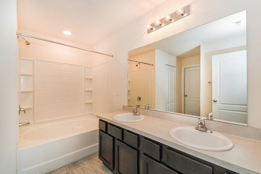 Building Photo - 2303 Pebble Point Dr