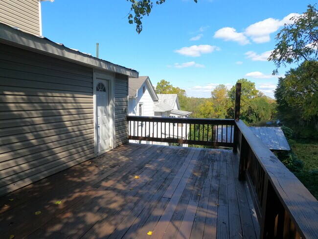 Building Photo - 128 Marshall St