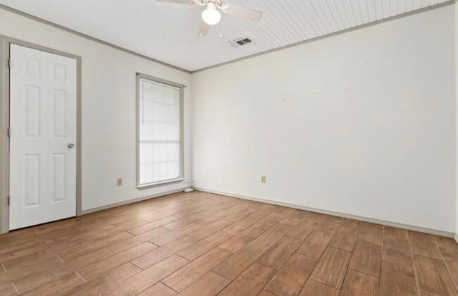 Building Photo - 245 E Smith St