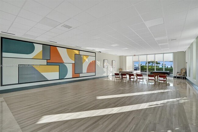 Building Photo - 3140 S Ocean Dr