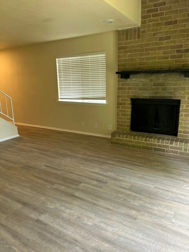 Building Photo - 817 Betsy Ross Dr
