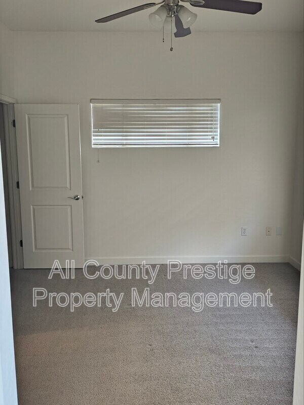 Building Photo - 815 E Rose Ln