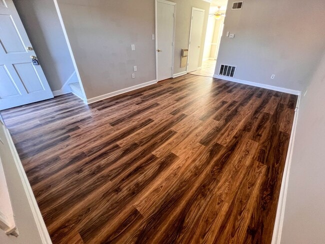 Building Photo - Charming Brick Townhome in Clemmons/Winston Salem w/ Community Pool!