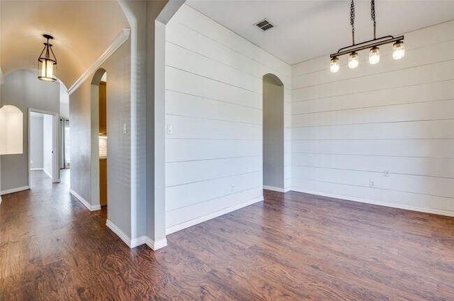 Building Photo - Amazing 3 Bed, 2 Bath Rental Available in ...