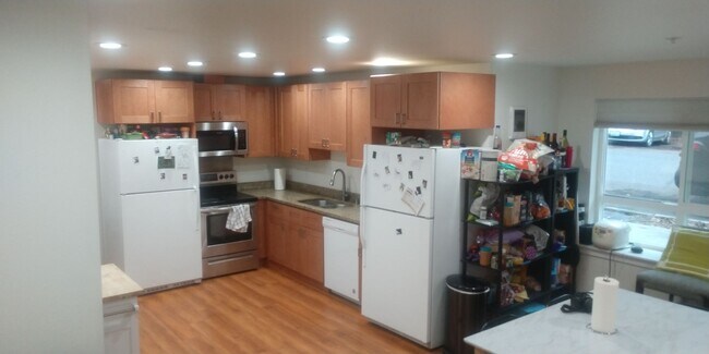 Building Photo - Large UW Townhome available 9/1 for 2025-2...