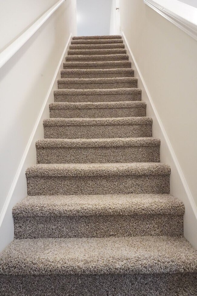 Building Photo - AVAILABLE NOW!