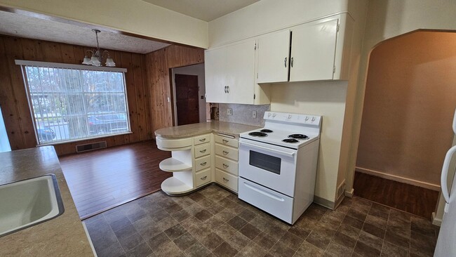 Building Photo - 3 Bed, 1 Bath House in Downtown Coeur d'Alene
