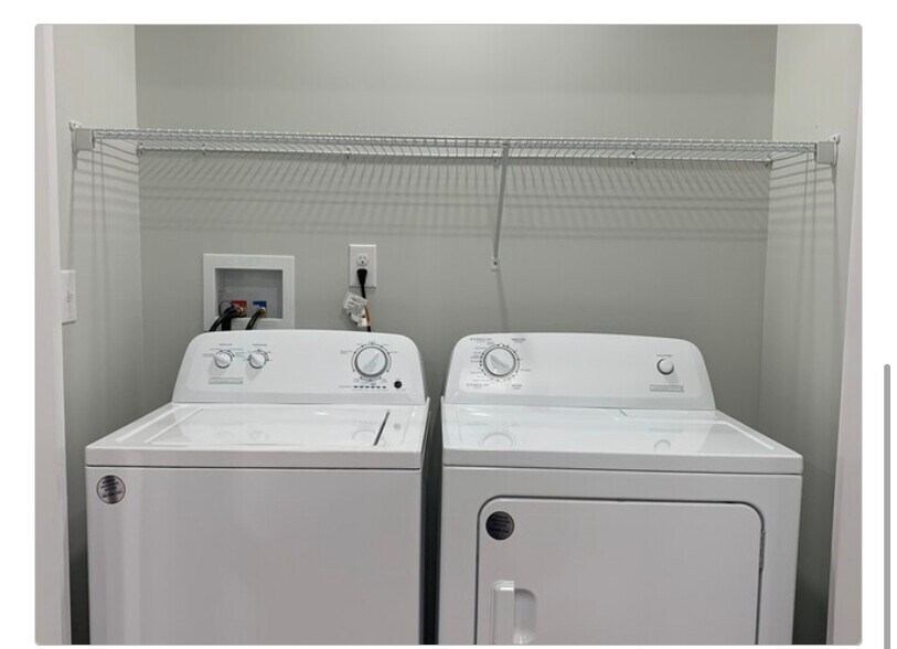 Building Photo - 148 School Side Dr