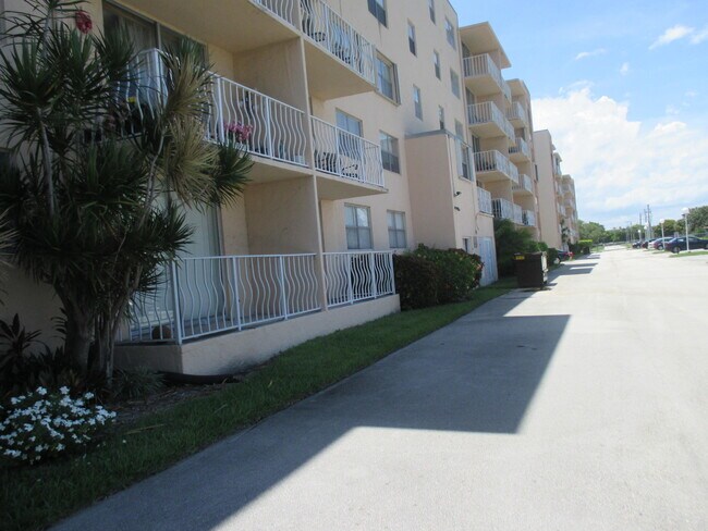 Building Photo - 470 Executive Center Dr