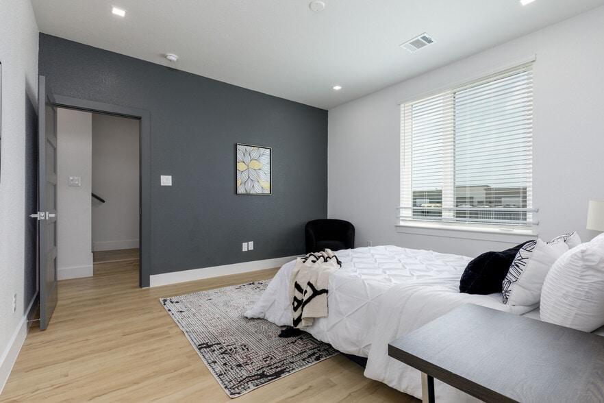 Building Photo - 2801 Weisenberger St