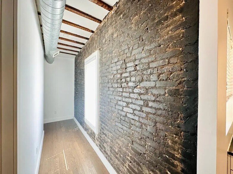 Building Photo - Furnished room/NOT APARTMENT