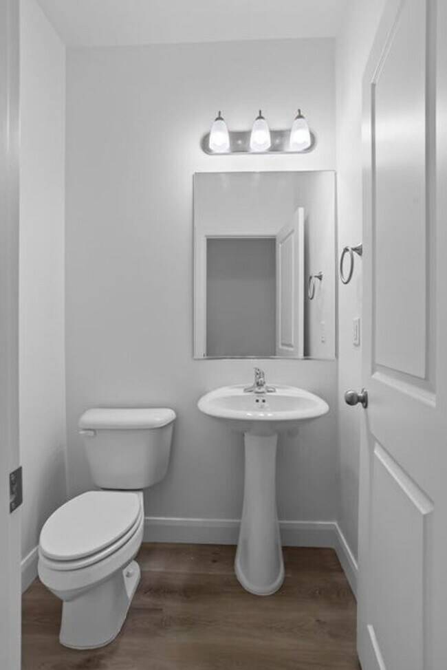 Building Photo - Beautiful 3 Bedroom Townhome in Desert Color. Internet Included!