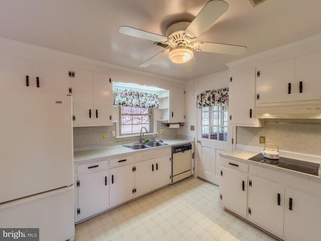 Building Photo - 194 Red Hill Rd