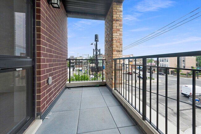 Building Photo - 520 N Western Ave