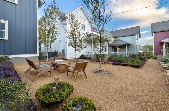 Building Photo - 267 E 11th St