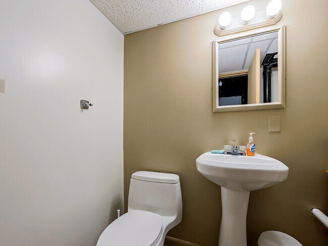 Building Photo - 41562 Bedford Dr