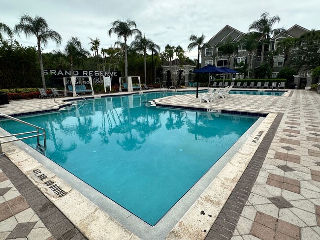 Building Photo - 2 BED APT. WITH COMMUNITY POOL/HOT TUB NEA...