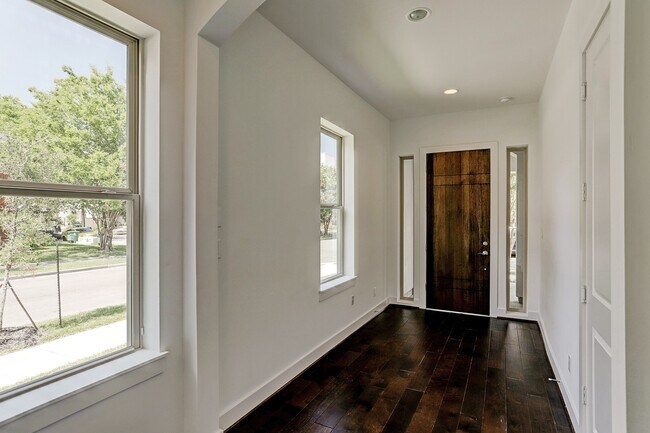 Building Photo - 1402 Eberhard St