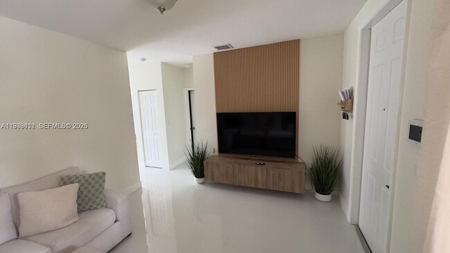 Building Photo - 949 NE 42nd Ave