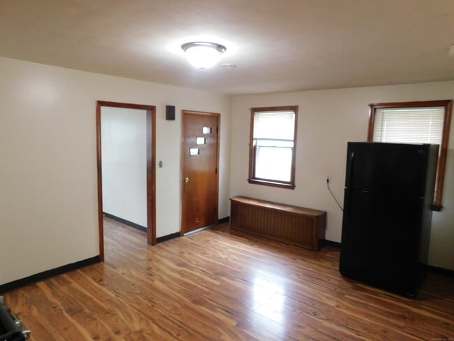 Building Photo - 88 Oak St