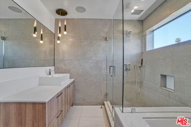 Building Photo - 1447 N Martel Ave