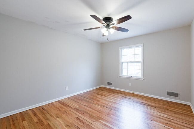 Building Photo - 3 Bed Home in Cul-de-Sac Great Location