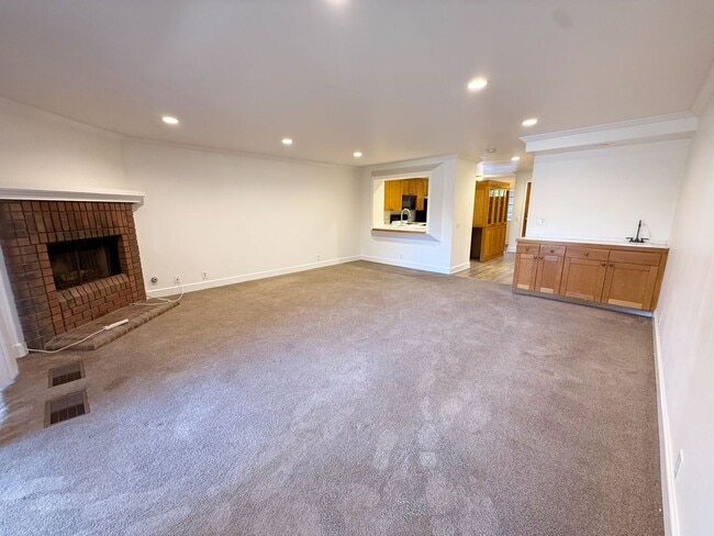 Building Photo - Spacious 2 Bed / 2 Bath Condo in Prime UTC/La Jolla Location!