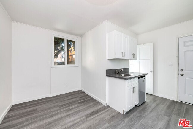 Building Photo - 839 Wilcox Ave