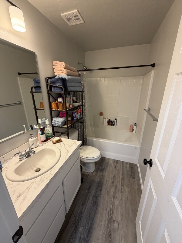 Building Photo - 1840 SW Sparrow Pl