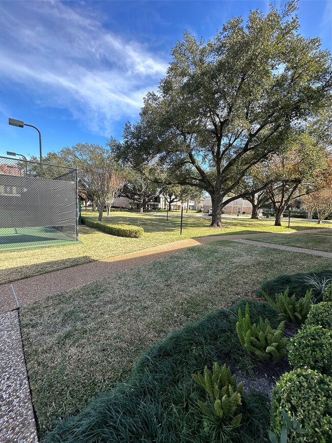 Building Photo - 10378 Briar Forest Dr