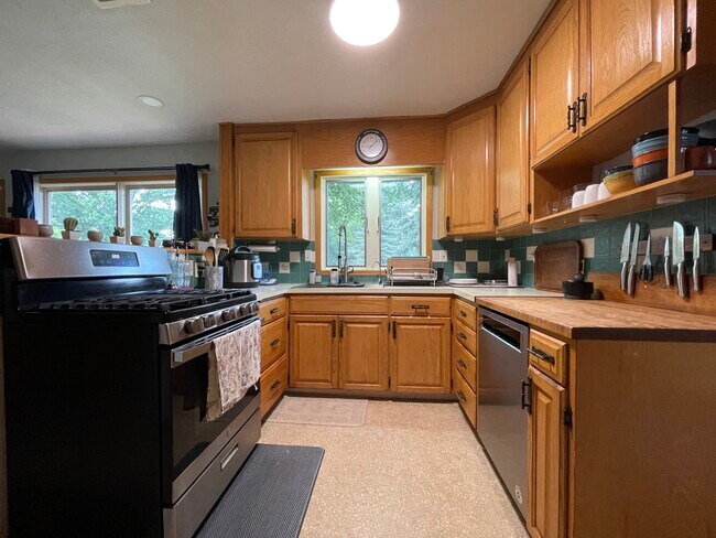 Building Photo - 2018 Greenbriar Cir