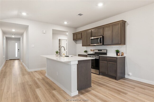 Building Photo - 918 Kickapoo Ln