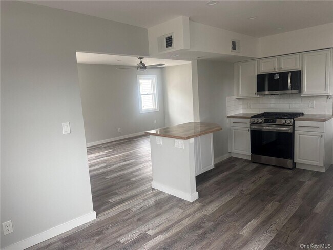 Building Photo - 216 E Hudson St