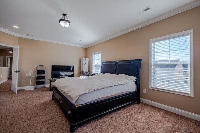Building Photo - 5773 Highland Grove Dr