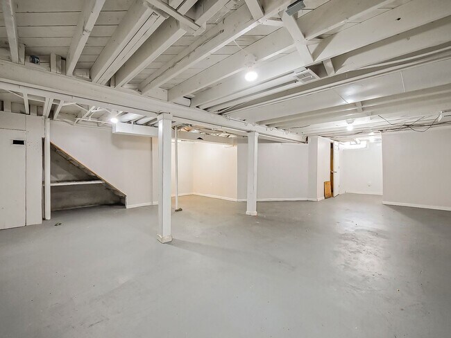 Building Photo - 477 Moore St