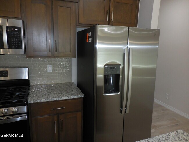 Building Photo - 561 Oakmont