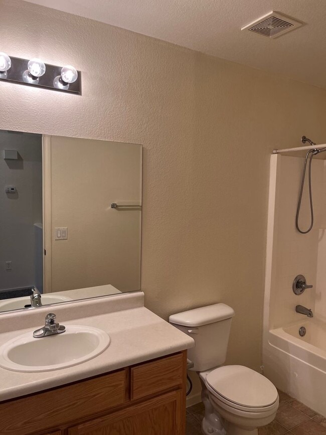 Building Photo - Henderson - 3 Bedroom Townhome w/2 car garage