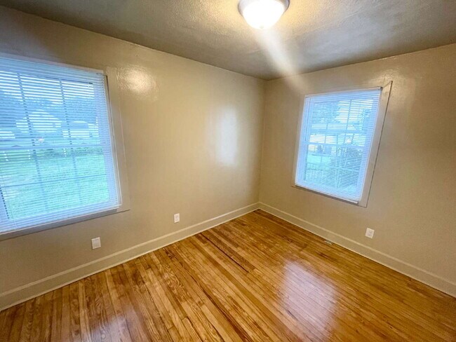 Building Photo - 3 Bedroom less than a mile from University of Indianapolis