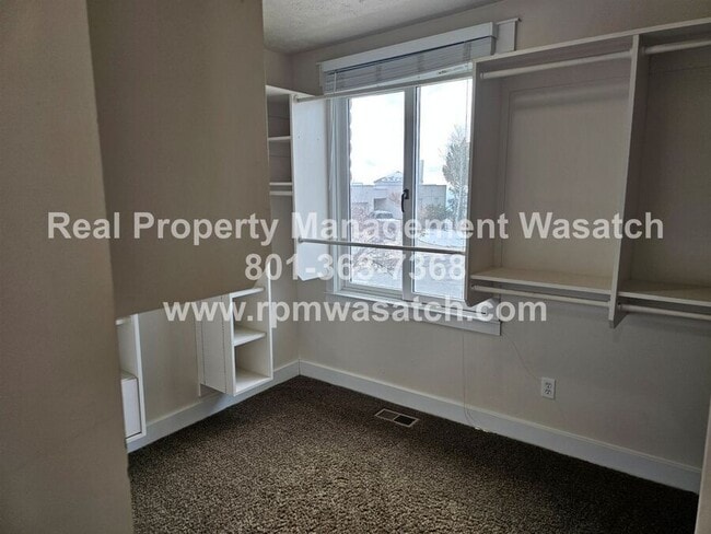 Building Photo - 985 Northcliffe Dr N