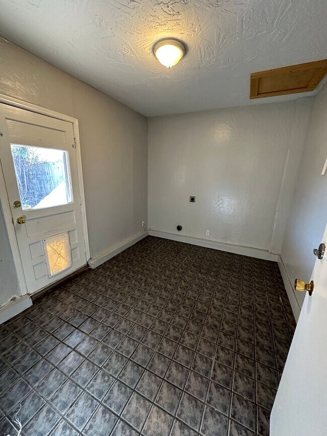 Building Photo - 4844 Woodview Dr