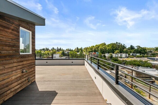 Building Photo - Stunning Columbia City Townhome w/ Views and AC (1st Month Free)