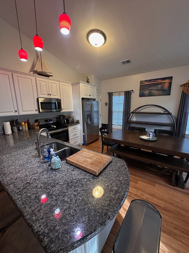 Building Photo - 1846 Camelot Dr SW