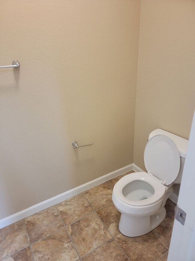 Building Photo - Adorable 3 bedroom 2.5 bath