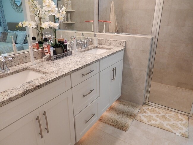 Building Photo - 2886 Fontana St