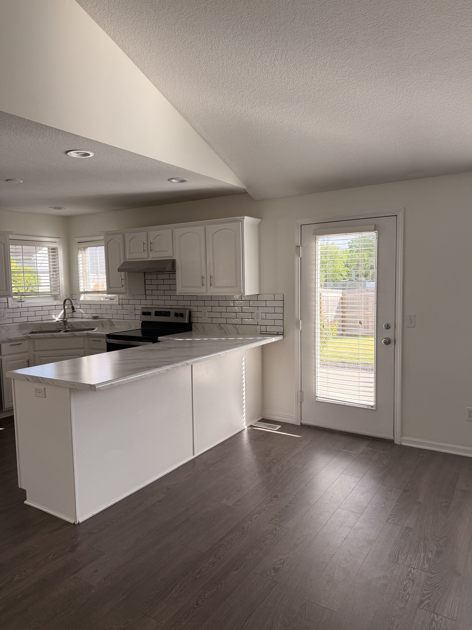 Building Photo - 9527 Acacia Psge