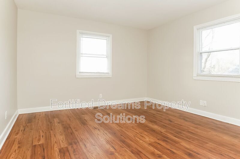 Building Photo - 2008 Row St