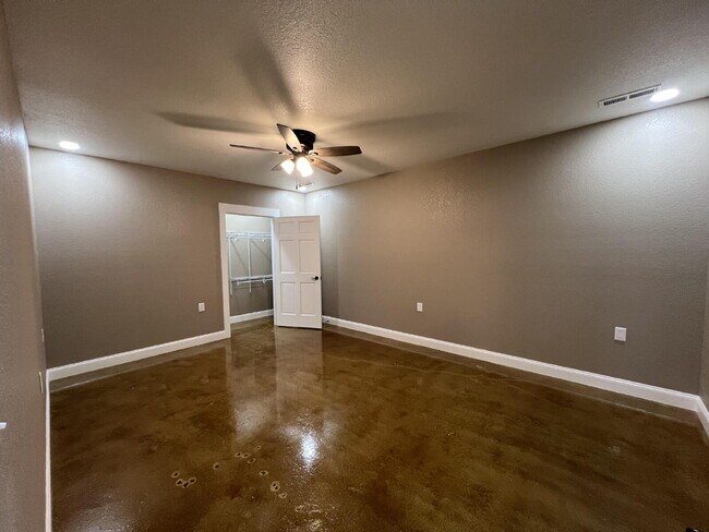 Building Photo - Lower 2BR unit